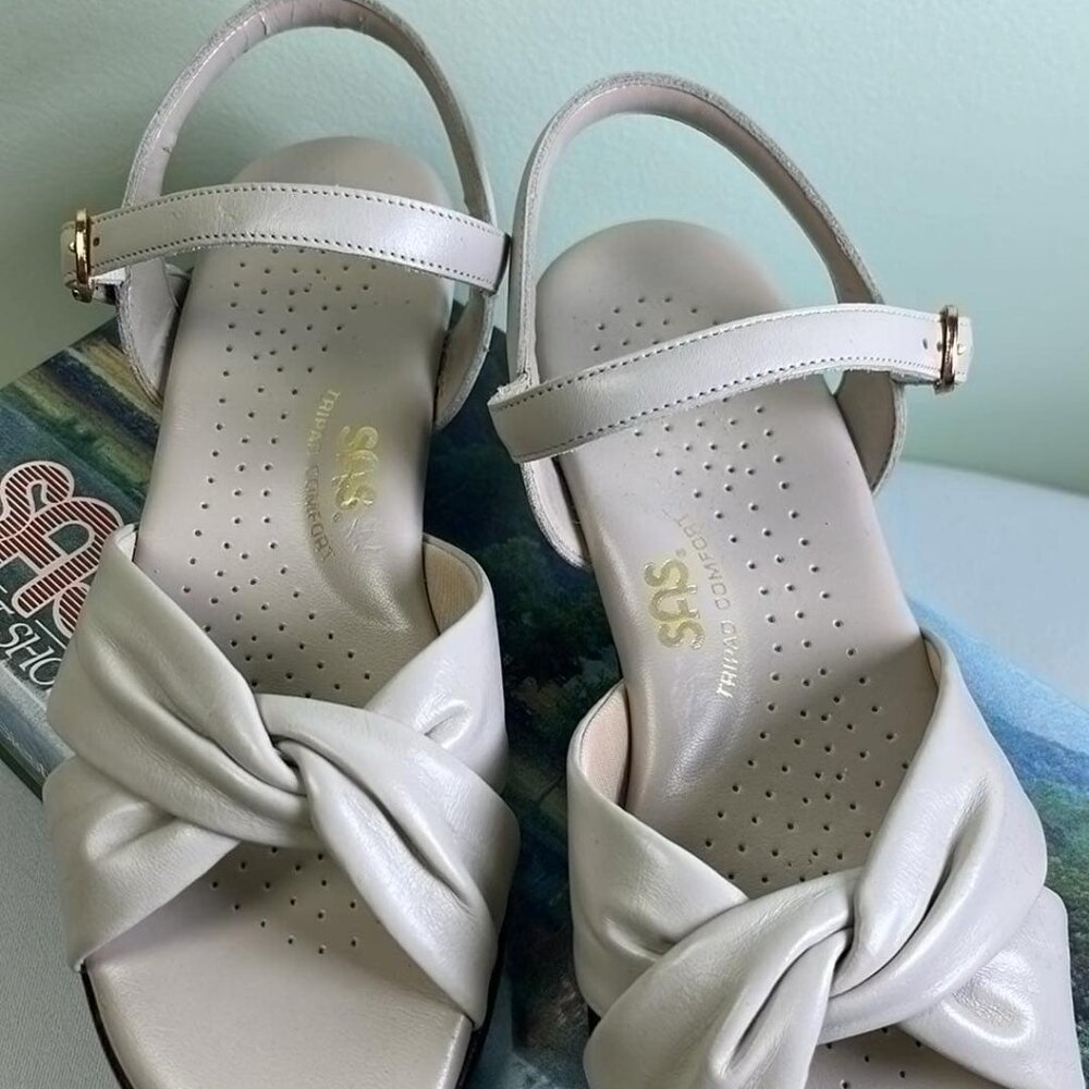 SAS Twist Again Bone Sandals In Box SZ 7.5M Comfort Shoes Stylish